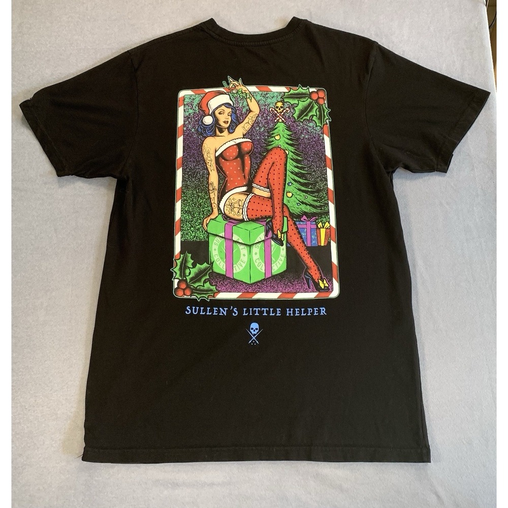 Sullen Art Collective x Buckle Little Helper Tattoo Pin Up Christmas Tee Men's M